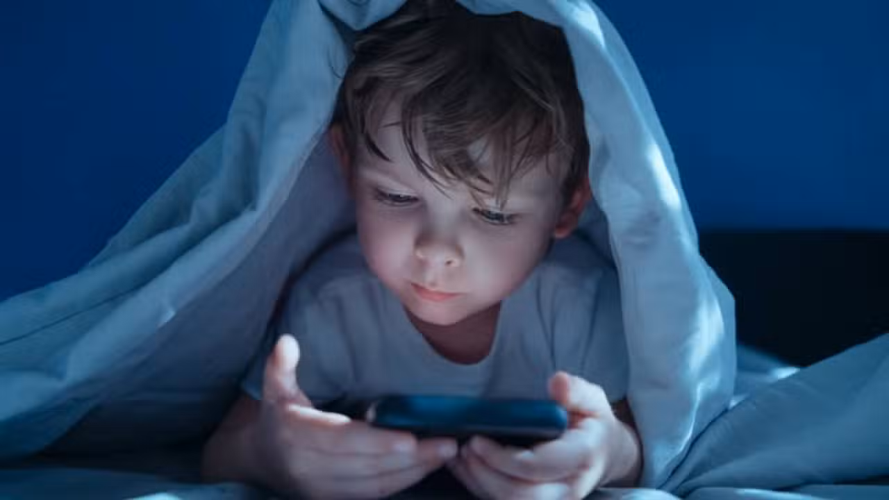Criança no celular - Arsenii Palivoda - shutterstock.com