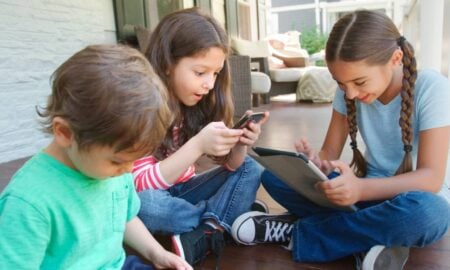 Crianças usando celular e tablet - Monkey Business Images / shutterstock.com