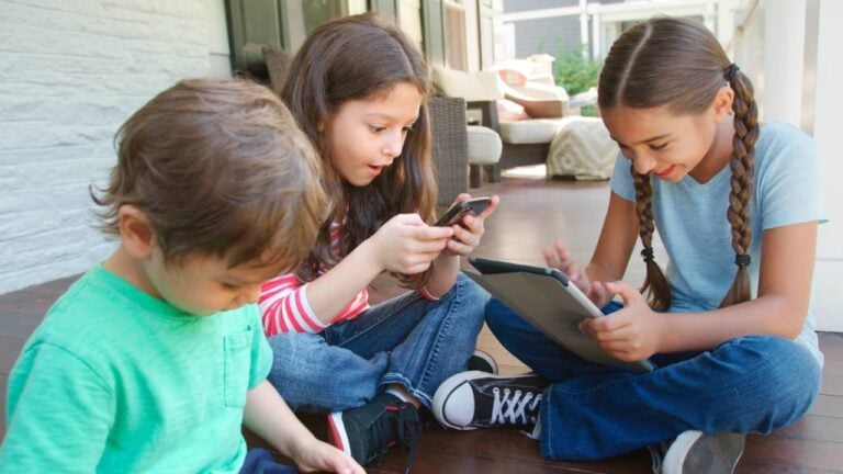 Crianças usando celular e tablet - Monkey Business Images / shutterstock.com