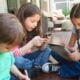 Crianças usando celular e tablet - Monkey Business Images / shutterstock.com