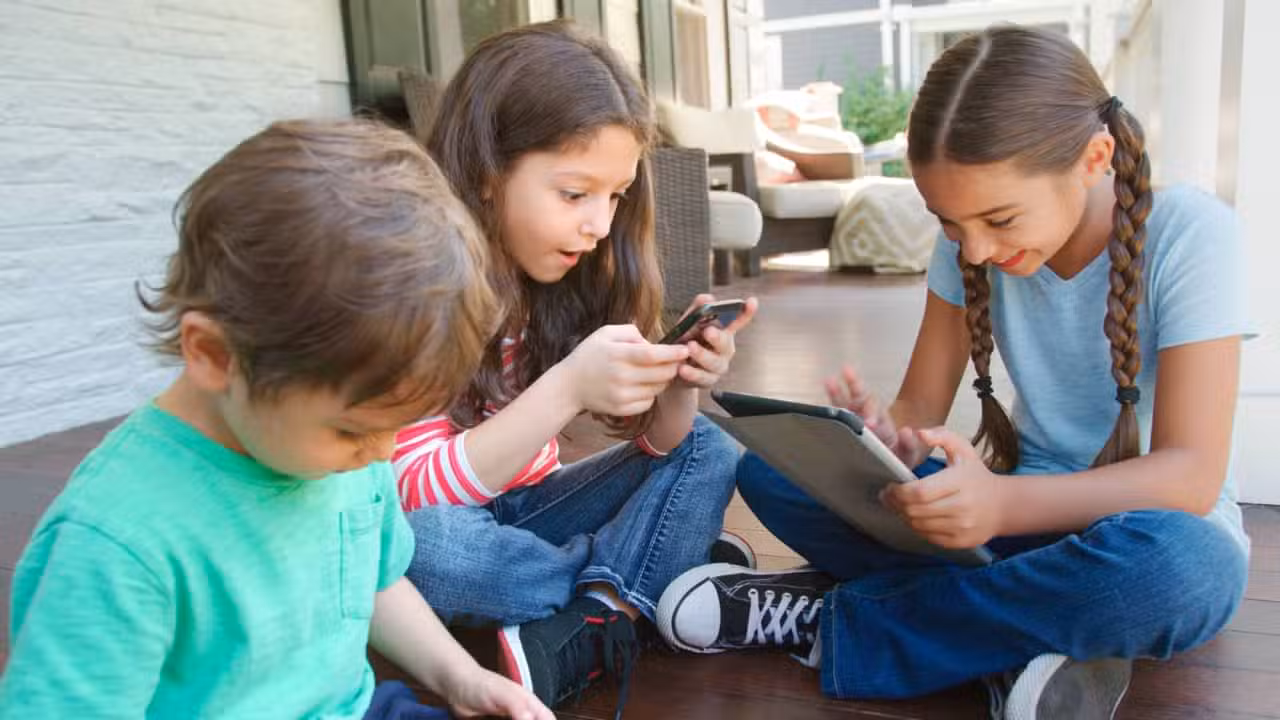 Crianças usando celular e tablet - Monkey Business Images / shutterstock.com
