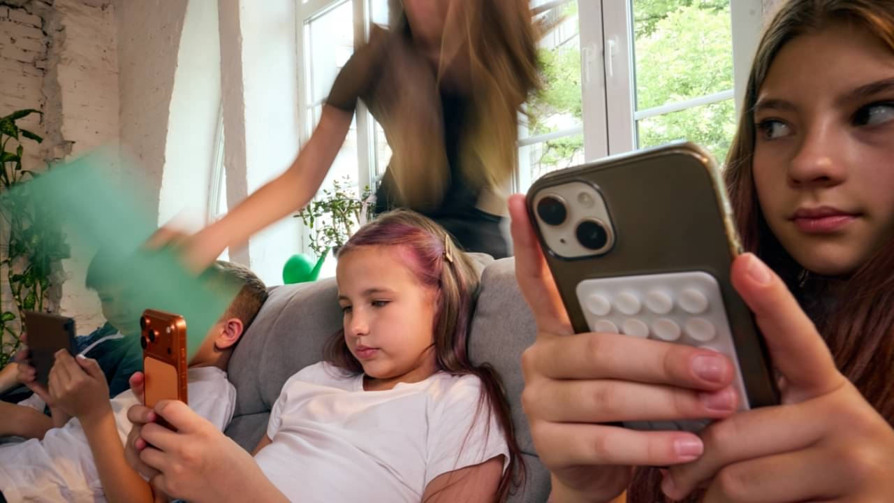 Crianças utilizando celulares - Anton Vierietin / shutterstock.com