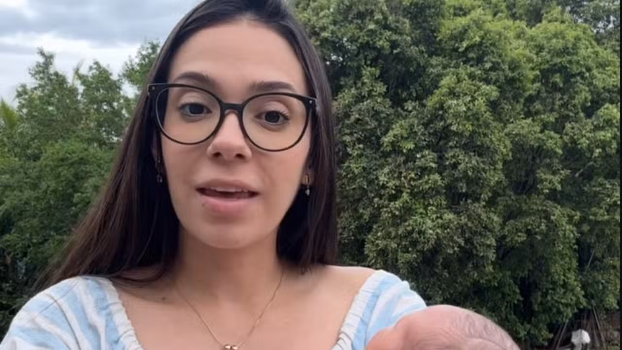 Dai explica coagulos na cebça do filho após o parto - Instagram/daiaemfamilia