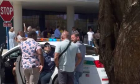 Danilo Silva foi preso por policiais à paisana após intimidar eleitores brasileiros vestindo a roupa dos agentes do ICE - Reprodução: Redes Sociais