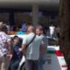 Danilo Silva foi preso por policiais à paisana após intimidar eleitores brasileiros vestindo a roupa dos agentes do ICE - Reprodução: Redes Sociais