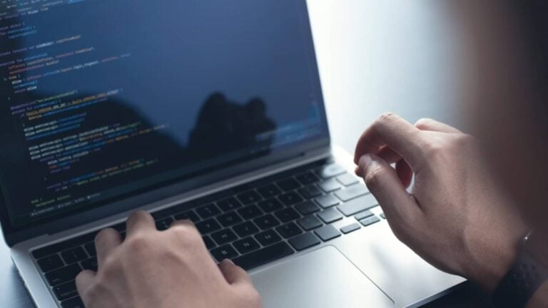 Desenvolvimento de software digital, código PHP - TippaPatt/ shutterstock.com