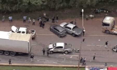 Destruição deixada por carreta na BR-040 - Reprodução TV Globo