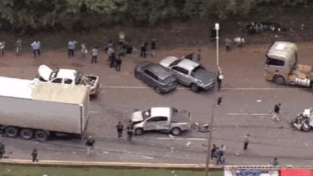 Destruição deixada por carreta na BR-040 - Reprodução TV Globo