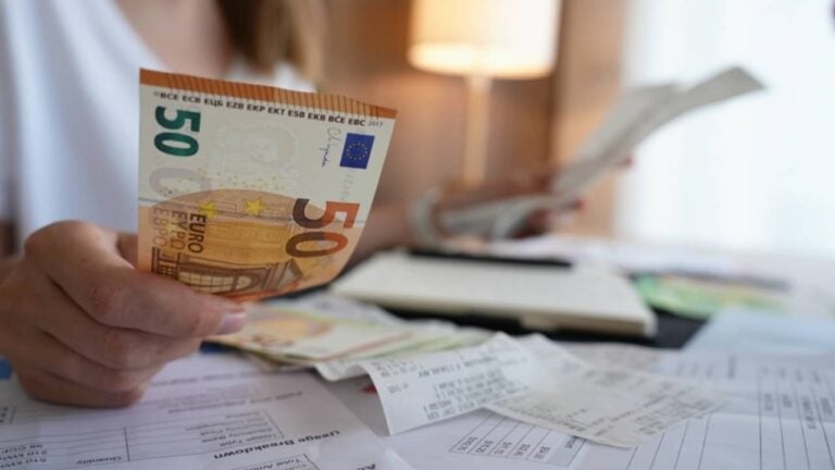 Dinheiro, euro, contas - Lazy_Bear/shutterstock.com