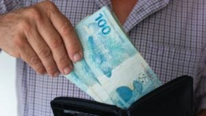 Dinheiro, real, notas de cem reais, carteira - gustavomellossa/ istockphoto.com