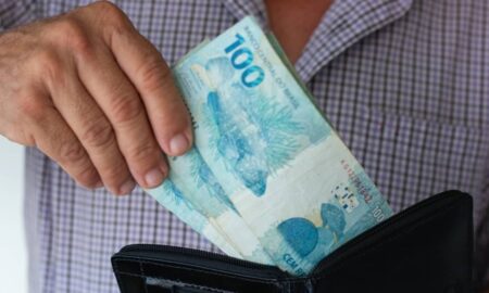 Dinheiro, real, notas de cem reais, carteira - gustavomellossa/ istockphoto.com