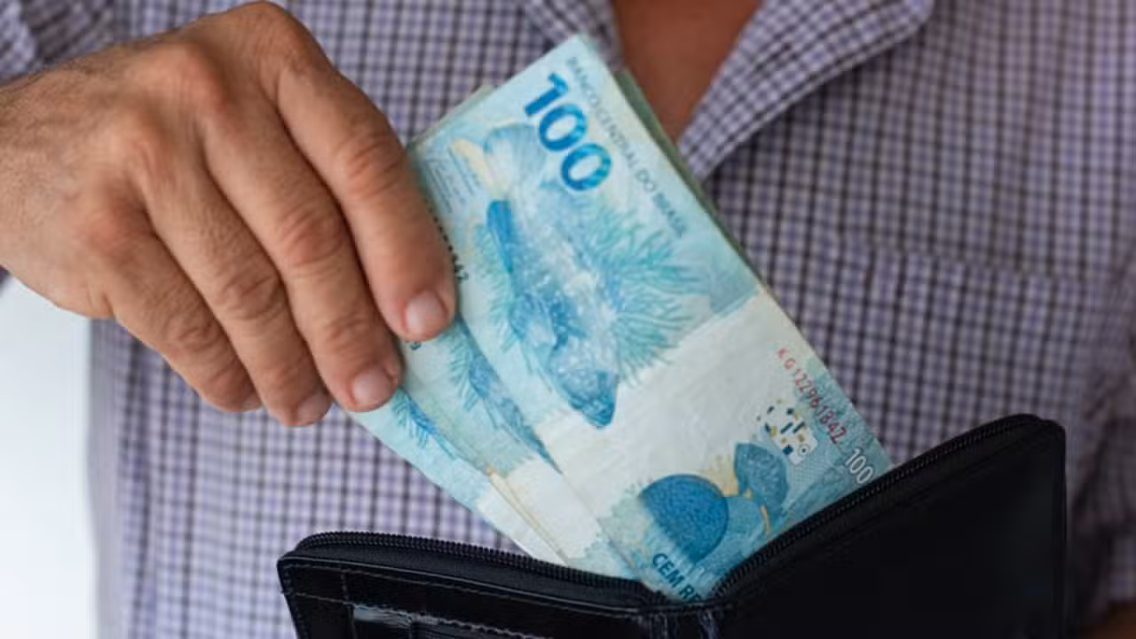 Dinheiro, real, notas de cem reais, carteira - gustavomellossa/ istockphoto.com