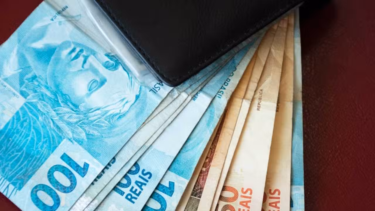 Dinheiro, Real, notas de cinquenta e cem reais - IltonRogerio/ istockphoto.com