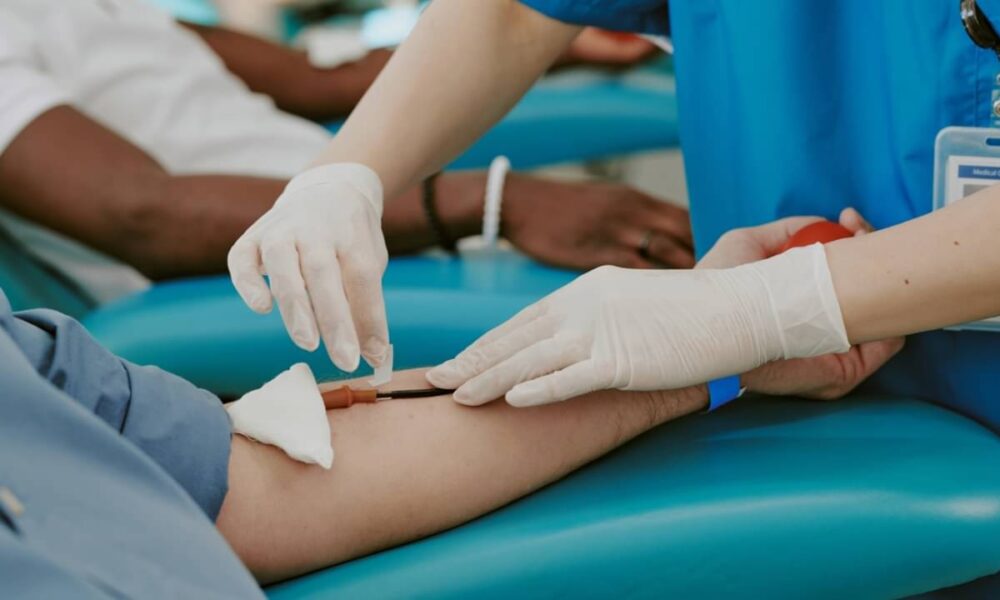 Doação de sangue tem redução de prazos para tatuagem e cirurgias