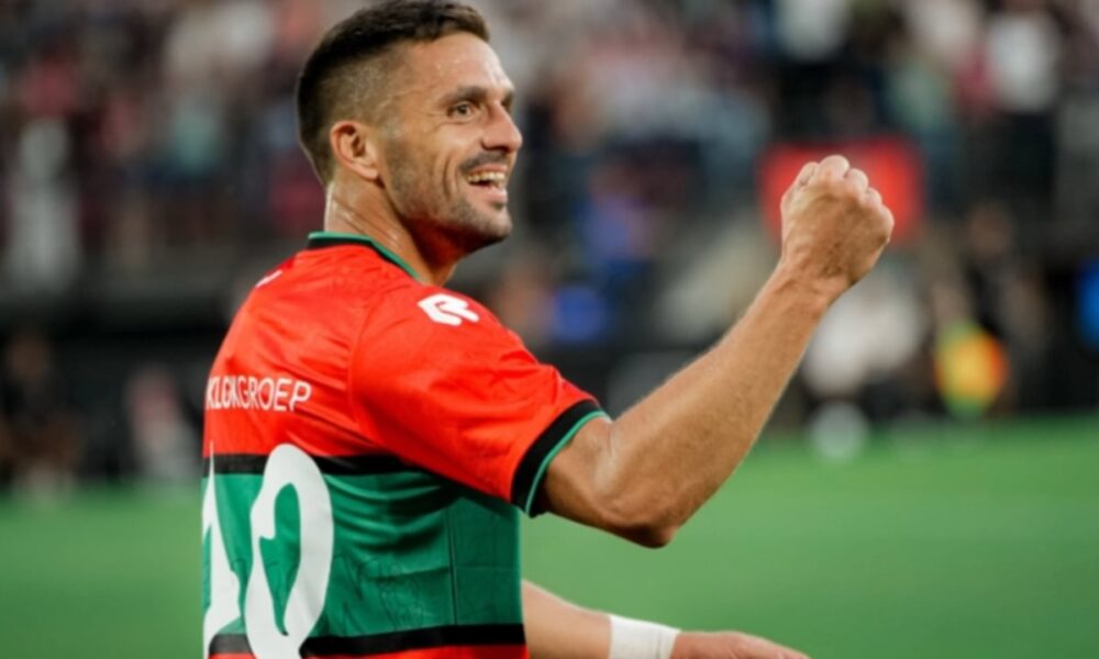 Torcida do Ajax estende faixa em homenagem a Dusan Tadic