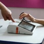 Eleitora realizando biometria durante votação - Rovena Rosa/Agência Brasil