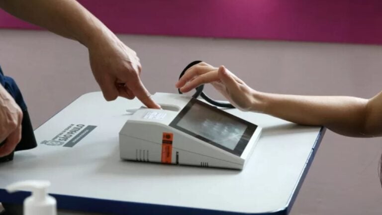 Eleitora realizando biometria durante votação - Rovena Rosa/Agência Brasil
