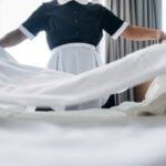 Empregada doméstica, roupa de cama - WhiteTea/ istockphoto.com