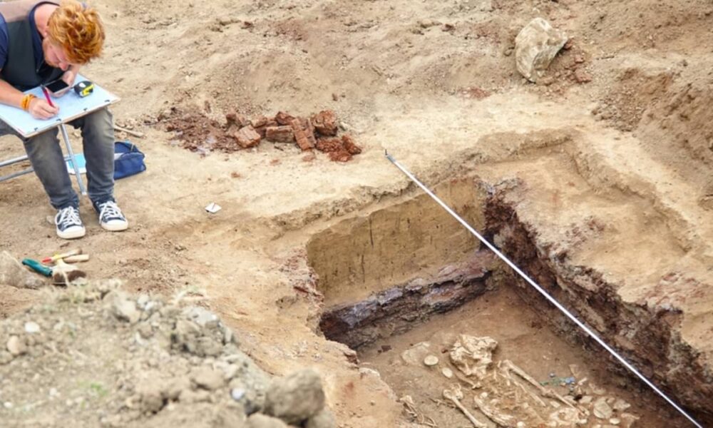 Arqueólogos acham túmulo de criança com brincos de ouro na Bulgária