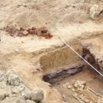 Escavações arqueológicas, arqueólogo, esqueleto humano - XOLODAN/ istockphoto.com