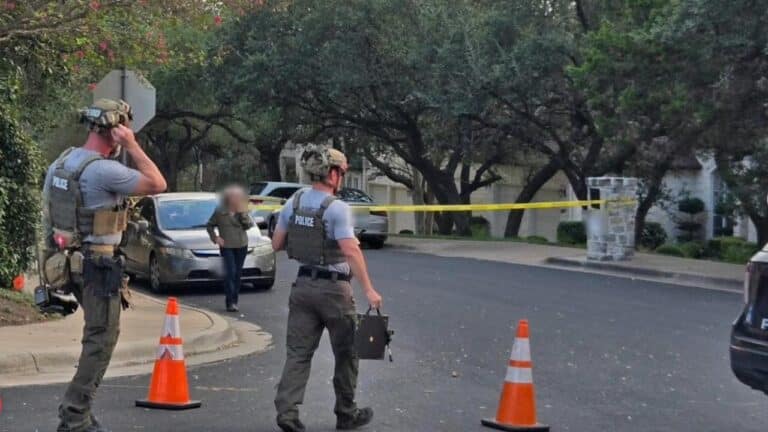 Esquadrão Anti-Bombas da APD é acionado após homem comprar caixa com granadas da Segunda Guerra Mundial - Instagram/austinpoliceassociation