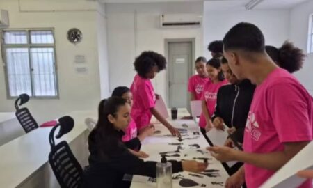 Estudantes de Manguinhos aprendem estamparia com impressora 3D na nova Sala Maker