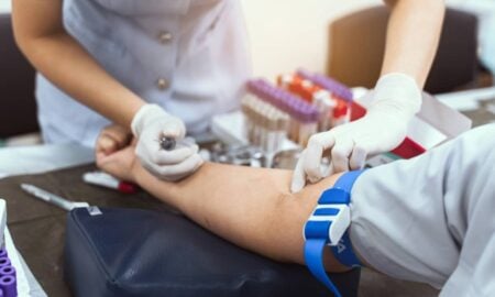 Exame de sangue, enfermeira - Kenstocker/istockphoto.com