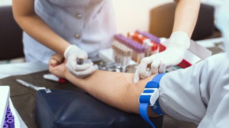 Exame de sangue, enfermeira - Kenstocker/istockphoto.com