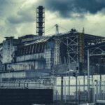 Explosão do quarto reator da Usina Nuclear de Chernobyl - In Green/shutterstock.com