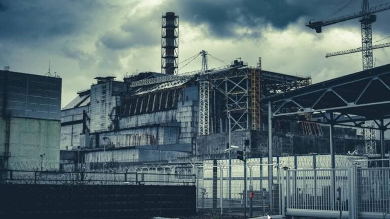 Explosão do quarto reator da Usina Nuclear de Chernobyl - In Green/shutterstock.com