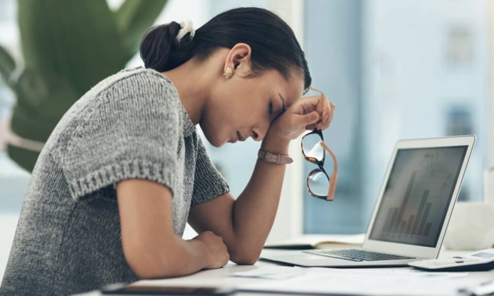Burnout feminino: sobrecarga doméstica e falta de políticas impulsionam exaustão profissional