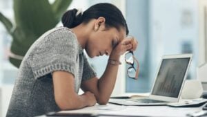 Fadiga mental, estresse, dor de cabeça - PeopleImages/ istockphoto.com