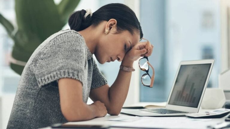 Fadiga mental, estresse, dor de cabeça - PeopleImages/ istockphoto.com