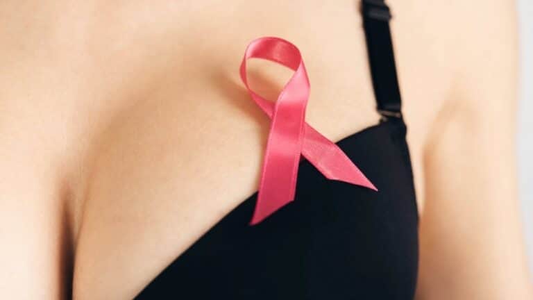 Fita rosa, seios, conceito de cancer de mama - Maples Images/shutterstock.com