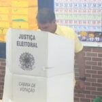 Flávio Bolsonaro (PL) vota no RJ - Reprodução/TV Globo