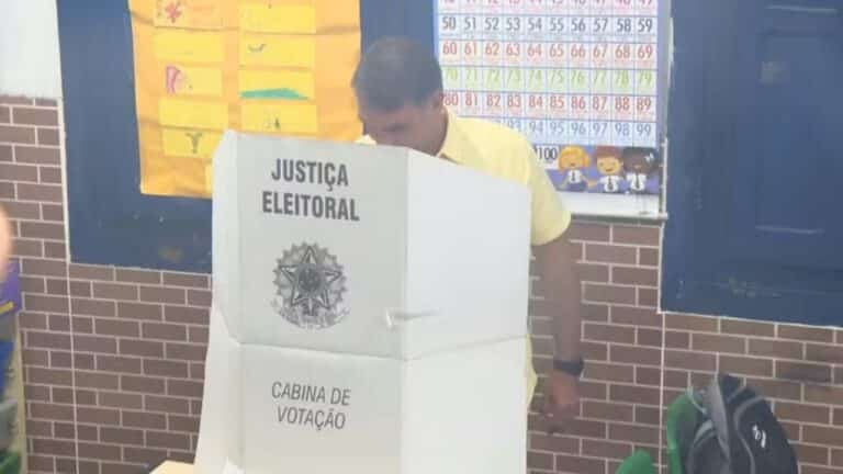 Flávio Bolsonaro (PL) vota no RJ - Reprodução/TV Globo
