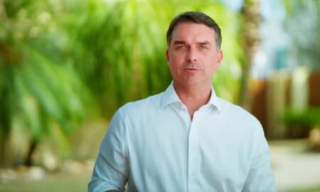 Flávio Bolsonaro descumpre ordem de Moraes e não entrega passaporte à PF até prazo