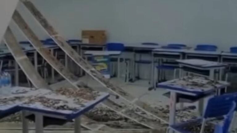 Forro de sala de aula desaba durante votação em Pilar - Internet
