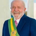 Foto oficial de Luiz Inácio Lula da Silva (ombros)
