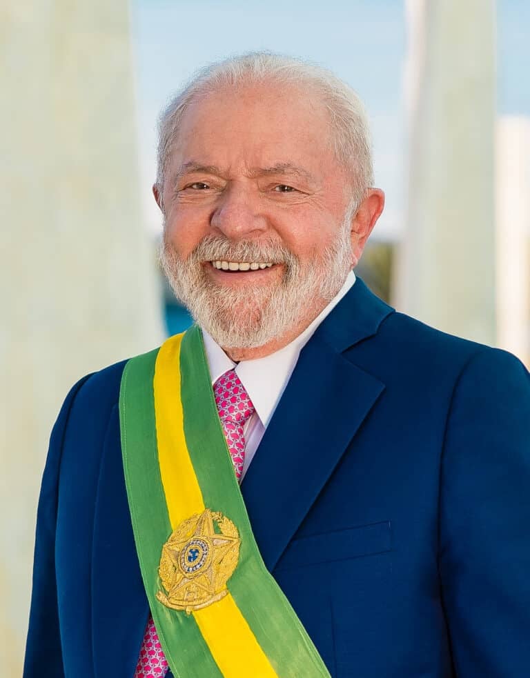 Foto oficial de Luiz Inácio Lula da Silva (ombros)