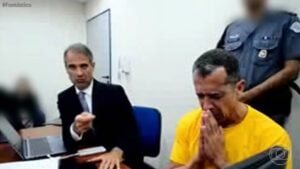 Geraldo Neto faz sinal de oração enquanto seu advogado fala - Reprodução/Fantástico