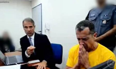 Geraldo Neto faz sinal de oração enquanto seu advogado fala - Reprodução/Fantástico
