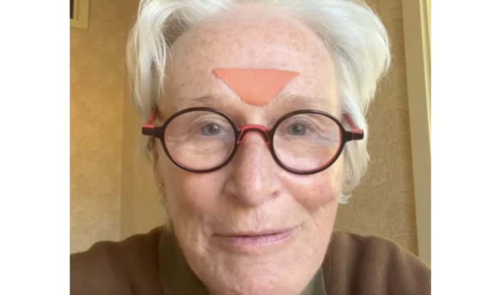 Glenn Close faz cirurgia no quadril e explica uso de bengala