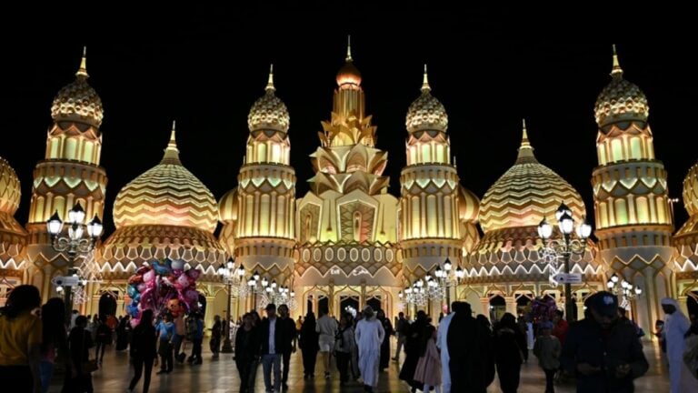 Global Village em Dubai - 1000 Words / Shutterstock.com