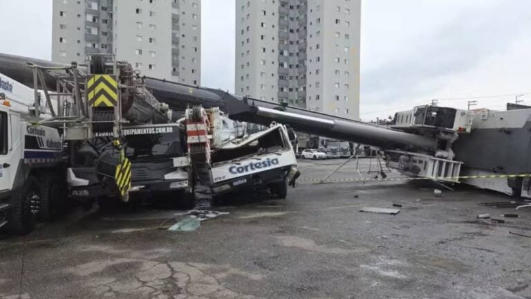Guindaste que caiu sobre monotrilho na Zona Leste - Reprodução / TV Globo