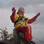 Helga Duffy bate record ao voar em cima de asa de avião - Reprodução/YouTube