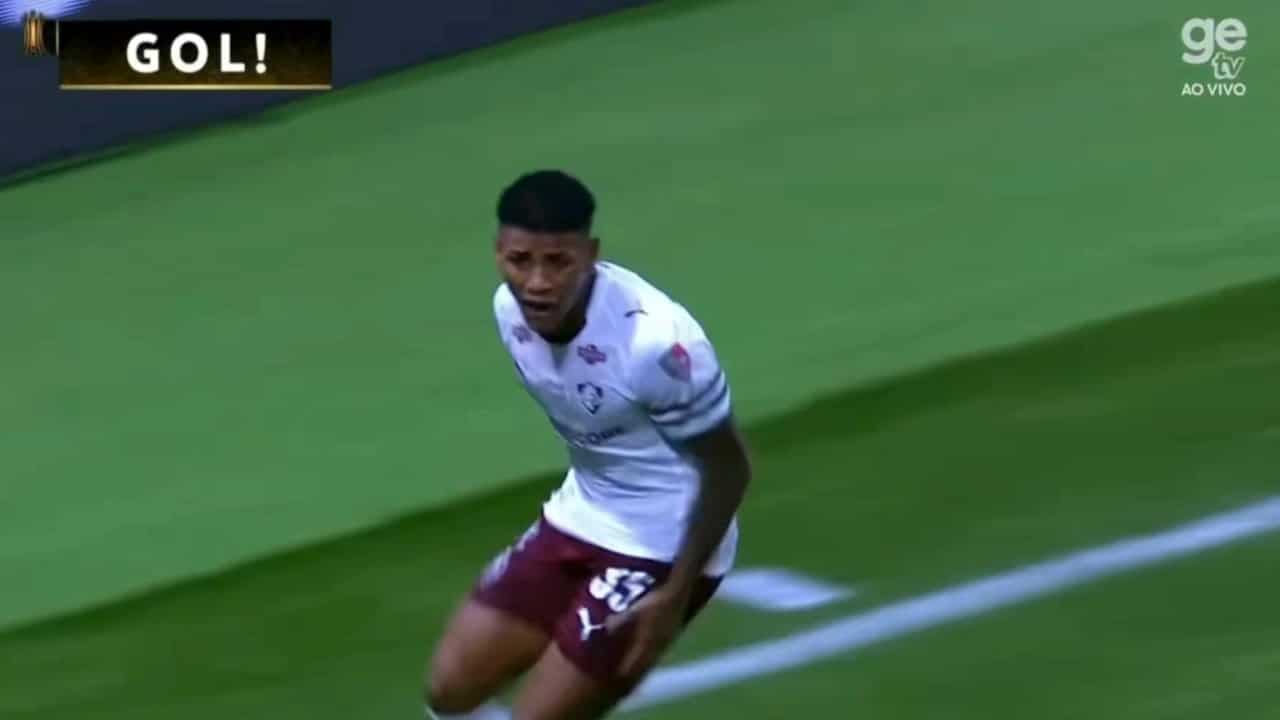 De fora da rea Hrcules marca golao no final do segund | Esportes | QTU Notícias