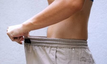 Homem com bermuda vendo pênis - Biserka Stojanovic/istockphoto.com