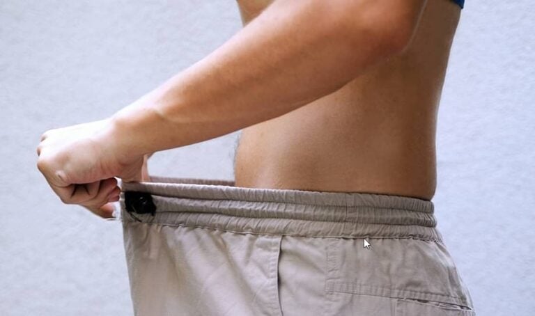 Homem com bermuda vendo pênis - Biserka Stojanovic/istockphoto.com