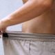 Homem com bermuda vendo pênis - Biserka Stojanovic/istockphoto.com